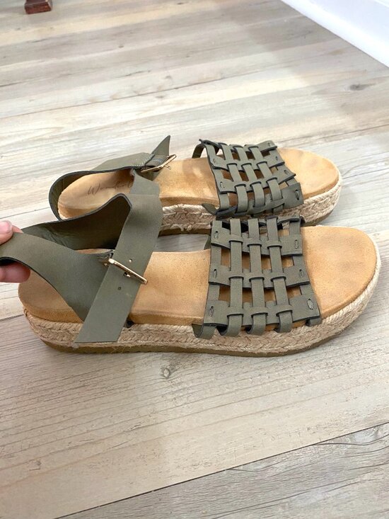 Wonderly Shoes - Wonderly Olive Green Platform Sandals Size 7.5